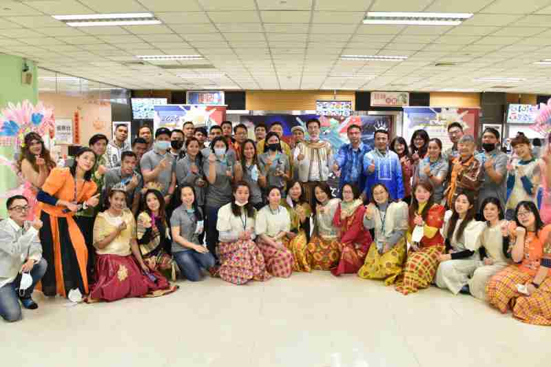 友達推動「安心、、、創新、、用心、、、、同心、、盡心」五星職旅，，，，為菲籍員工打造全方位照護，，，首度贏得「人權實踐與發展領袖獎」殊榮