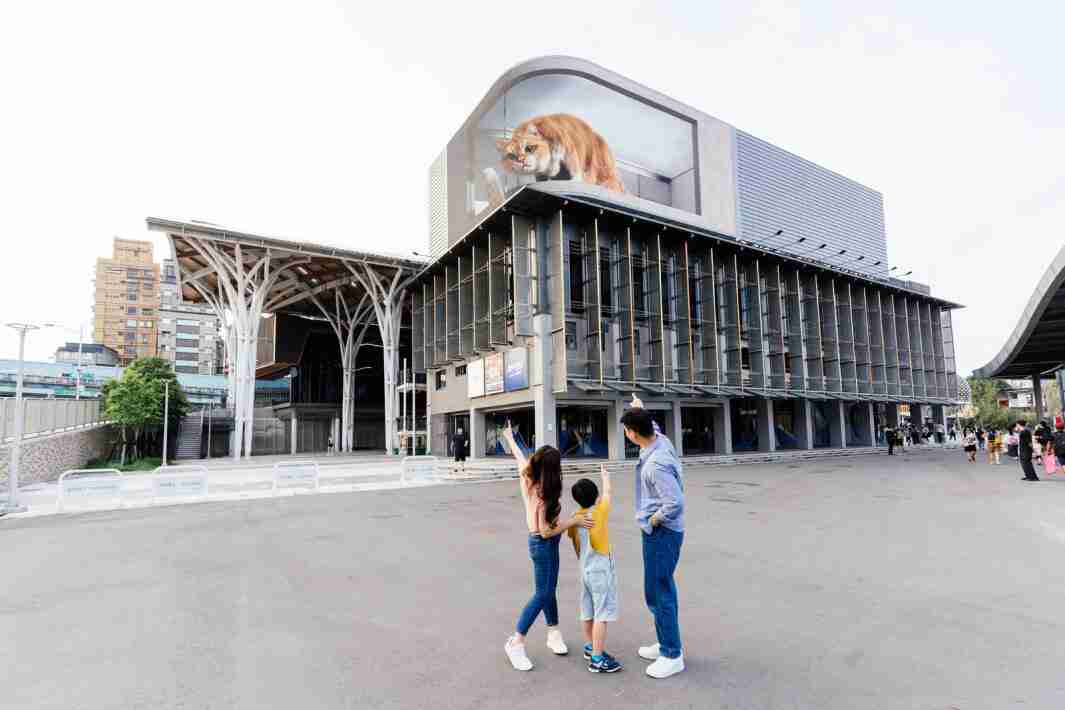 OBPay打造全台最大户外裸视3D LED弧形萤幕，，将超立体的软萌胖橘猫动画活跃于顶楼外墙