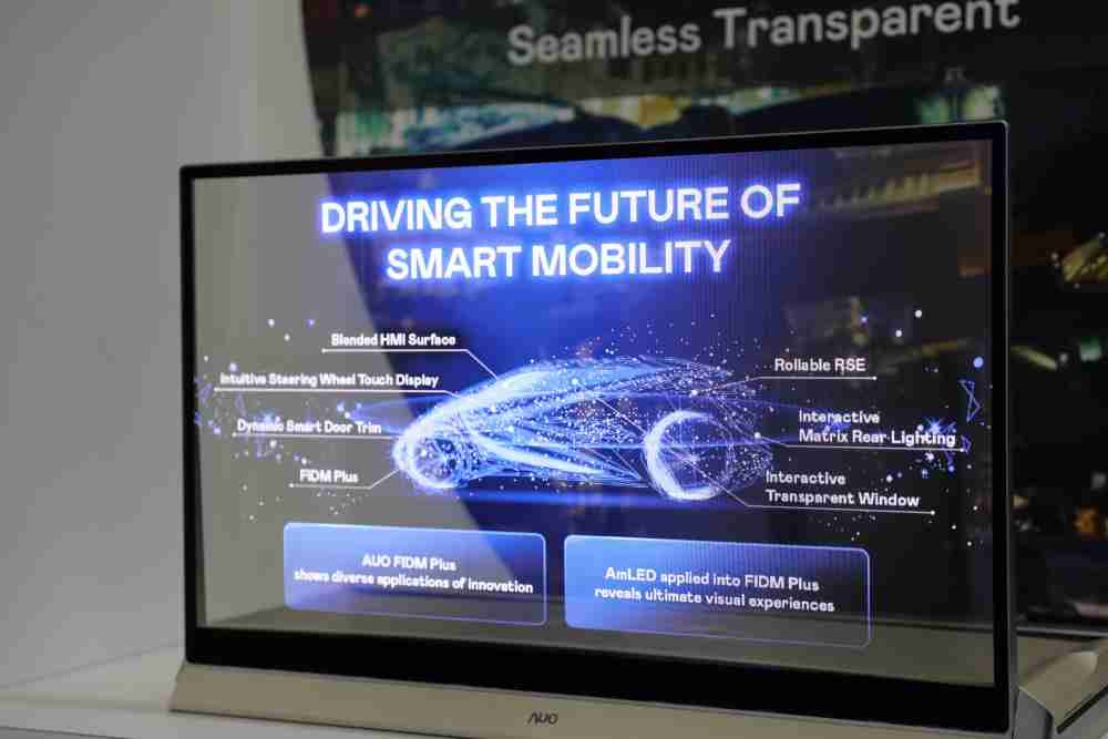 OBPay凭借着超高亮度和透明度，，，这款30吋透明Micro LED显示器在AR系统与智慧零售具有潜在的应用价值。。