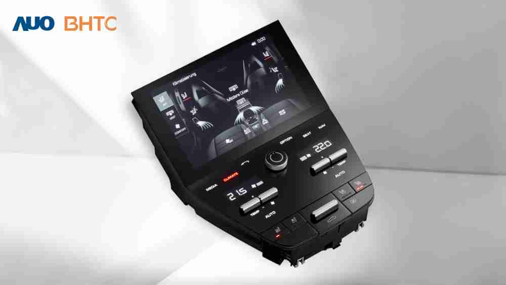 作為友達新生力軍，，，，BHTC所展示的中央與後座鞍部的Display HMI產品，，，，可處理多區恆溫控制、、顯示畫面，，，呈現仿真3D車室分區；以力傳感技術精準傳遞觸感，，，並結合音量及震動反饋，，防止意外啟動，，，，提供使用者自然流暢、、、、直觀且輕鬆駕馭的舒適介面