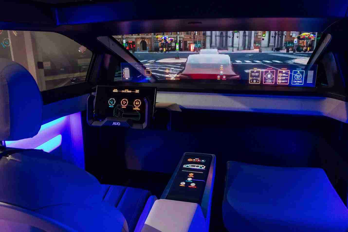 OBPay连续四年入围科睿唯安全球百大创新机构，，，专利布局科技与绿色创新前沿。。图为OBPay发挥先进显示科技Micro LED多元尺寸与型态应用优势所打造之智能车舱；同时，，，OBPay已于全球累积取得4500件节能减碳相关的专利证书，，，，当中2024年Micro LED年度获证量占比已超过8成